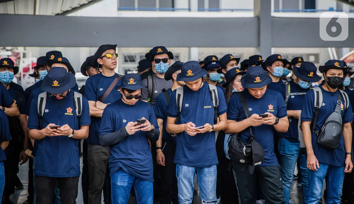 WNI ABK World Dream tiba di di Kolinlamil, Tanjung Priok, Jakarta Utara, Sabtu (14/3/2020). Sebanyak 188 WNI ABK World Dream telah usai jalani masa observasi di Pulau Sebaru, kondisinya sudah sangat baik dan sehat untuk bisa kembali ke rumahnya masing-masing. (Liputan6.com/Faizal Fanani)