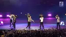 Boy band Korea Selatan, iKON tampil menghibur penonton pada upacara penutupan Asian Games 2018 di Stadion Gelora Bung Karno, Jakarta, Minggu (2/9). Mereka membawakan dua lagu hits. (Liputan6.com/Helmi Fithriansyah)