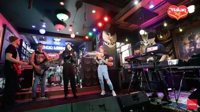 Nisa saat bernyanyi bersama Dewa 19