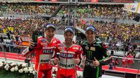 Andrea Dovizioso (tengah), Jorge Lorenzo (kiri), dan Johann Zarco, berfoto bersama setelah MotoGP Malaysia, di Sirkuit Sepang, Minggu (29/10/2017). (MotoGP)