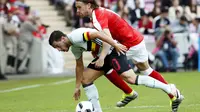 Gelandang Belgia, Eden Hazar (kiri) mendapat pengawalan ketat dari pemain Swiss, Michael Lang, pada laga persahabatan internasional, di Stade de Geneva, Geneva, Swiss, Minggu (29/5/2016) dini hari WIB. Belgia unggul atas tuan rumah dengan skor 2-1.  (EPA/