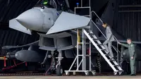 Kate Middleton melihat&nbsp;Pesawat Typhoon saat berkunjung ke RAF Coningsby di Lincolnshire, Inggris timur, pada 2 Oktober 2025. (James Glossop/POOL/AFP)