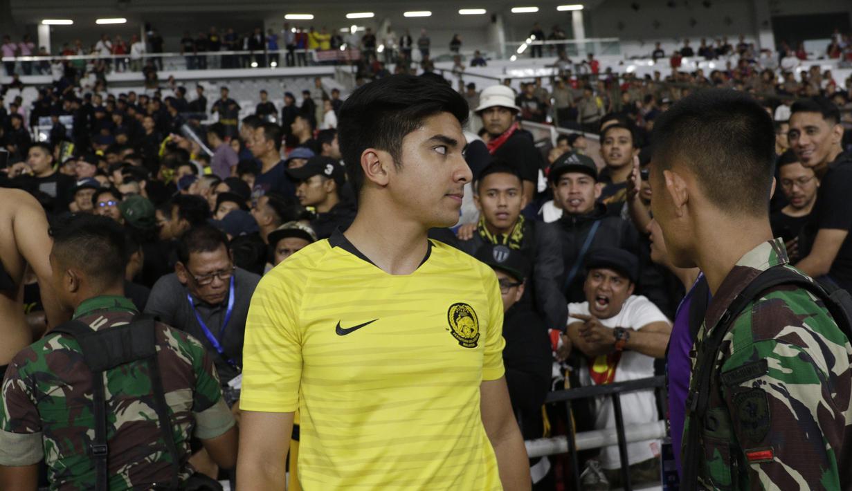 Sejak awal laga supporter Timnas Indonesia sudah melakukan teror kepada pendukung Malaysia lewat chant-chant yang tidak layak. (Bola.com/Vitalis Yogi Trisna)