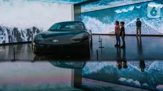 Pengunjung melihat pameran mobil EV konsep Prophecy di Hyundai Motorstudio Senayan Park Jakarta (10/06/2022). Hyundai Motorstudio yang hadir dengan konsep clean mobility atau mobilitas bersih di Indonesia dengan penggunaan bahan ramah lingkungan di seluruh komponen interior. (Liputan6.com/Fery Pradolo)