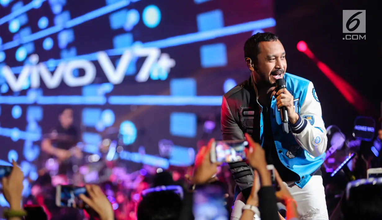 Penampilan vokalis Nidji, Giring dalam acara peluncuran Vivo V7 Plus di JIExpo Kemayoran, Jakarta, Kamis (28/9). Sederet artis papan atas turut mengisi acara yang disiarkan secara langsung di sembilan stasiun televisi swasta. (Liputan6.com/Faizal Fanani)