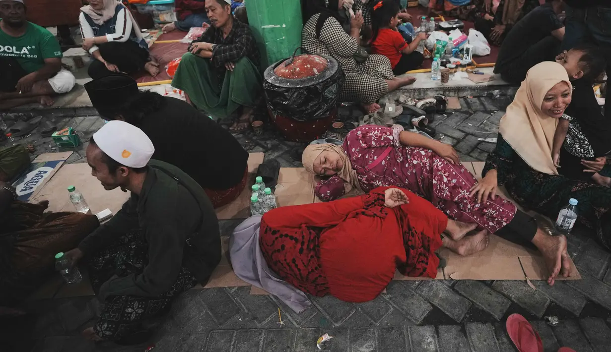 Tim pencari dan penyelamat gabungan terus mengoptimalkan proses evakuasi korban terjebak di bawah reruntuhan bangunan ponpes di Sidoarjo, di mana golden time adalah 72 jam pascakejadian. (AP Photo/Achmad Ibrahim)