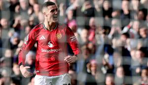 Striker Manchester United, Benjamin Sesko, merayakan gol kedua timnya dalam pertandingan sepak bola Liga Inggris antara Manchester United dan Crystal Palace di Old Trafford, Manchester, Inggris barat laut, pada 1 Maret 2026. (Darren Staples / AFP)