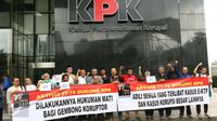 Aktivis gerakan Mahasiswa 77-78 membentangkan spanduk saat menggelar aksi di depan gedung KPK, Jakarta, Rabu (22/3). Mereka mendesak KPK agar segera mengusut kasus mangkrak seperti Bank Century, BLBI serta Rekening Gendut. (Liputan6.com/Helmi Afandi)