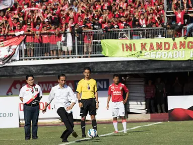 Presiden Joko Widodo menendang bola pada pembukaan Piala Presiden 2015 di Stadion Kapten I Wayan Dipta, Bali, Minggu (30/8/2015). (Bola.com/Vitalis Yogi Trisna)