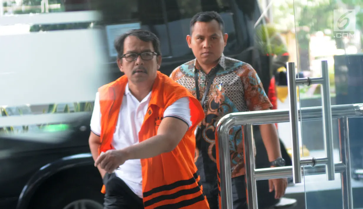 Bupati Labuhanbatu nonaktif Pangonal Harahap berjalan menuju ke dalam gedung KPK, Jakarta, Selasa (9/10). Pangonal diperiksa sebagai tersangka dugaan menerima suap proyek di lingkungan pemerintah daerah Labuhanbatu, Sumut. (Merdeka.com/Dwi Narwoko)