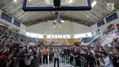 Wakil Gubernur DKI Jakarta Sandiaga Salahudin Uno saat melakukan tembakan three point usai membuka pelatihan pendidikan Basket di Gor Ciracas, Jakarta, Rabu (24/1). (Liputan6.com/Faizal Fanani)
