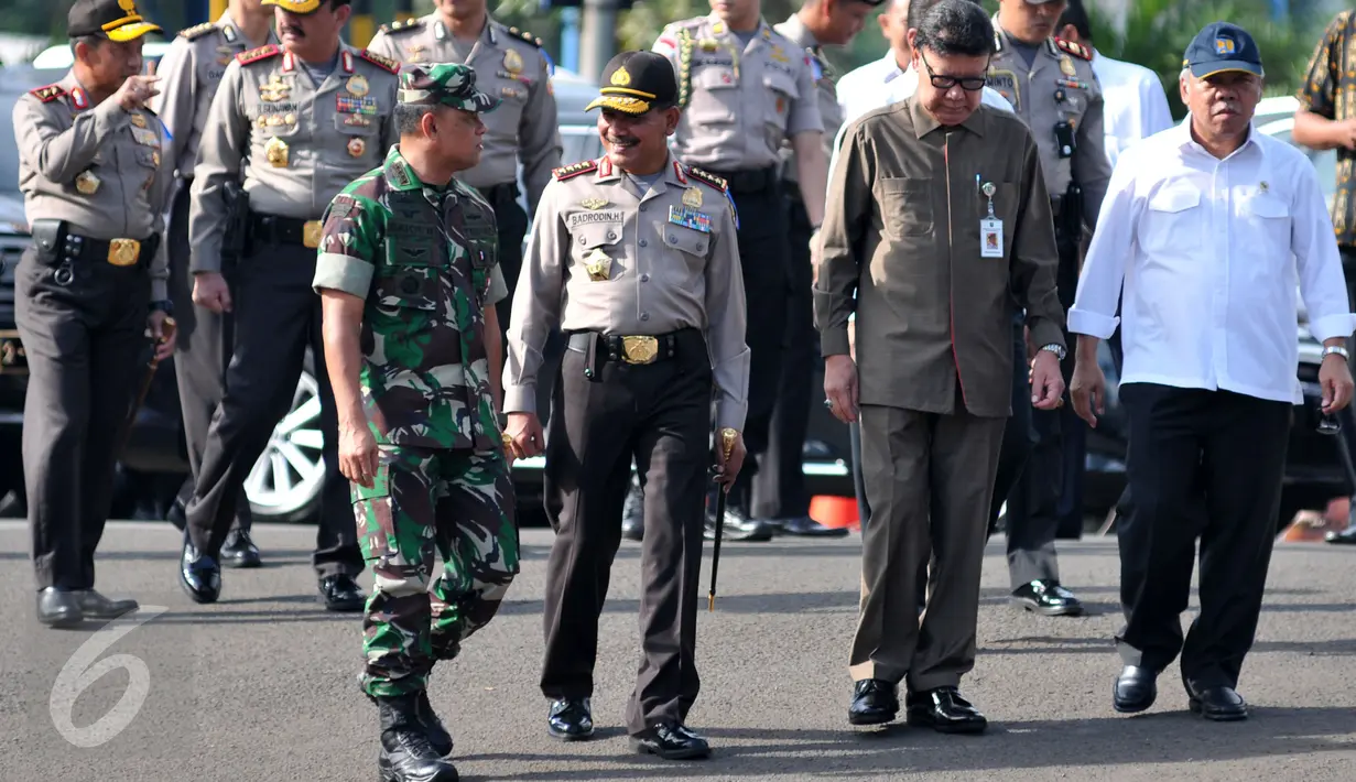 (Ki-ka) Panglima TNI Jenderal Gatot Nurmantyo, Kapolri Jenderal Pol Badrodin Haiti, Mendagri Tjahjo dan Menteri PU Basuki saat apel gelar pasukan pengamanan Natal dan tahun baru di Mapolda Metro Jaya, Jakarta, Rabu (23/12). (Liputan6.com/Yoppy Renato)