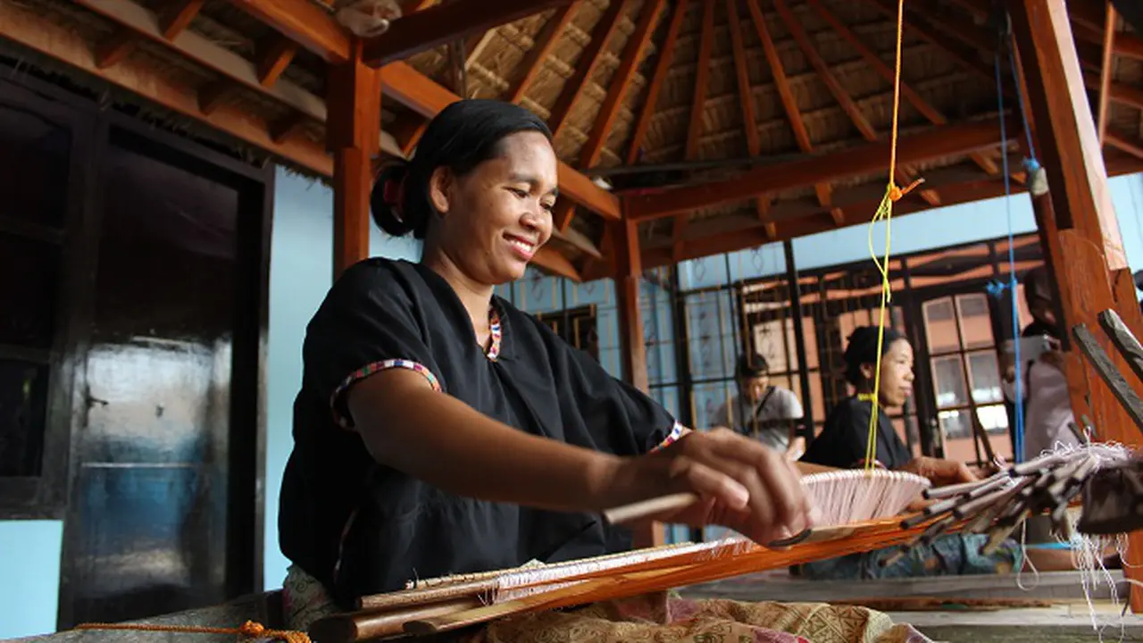 kain tenun sukarara