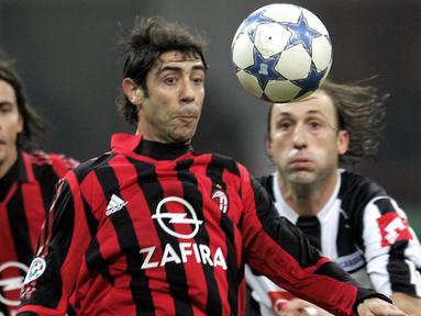 Dalam beberapa dekade terakhir invasi para pesepak bola asal Portugal ke liga-liga top Eropa, termasuk Serie A Liga Italia telah menunjukkan grafik yang meningkat. Beberapa pemain bahkan mampu mengangkat prestise klub yang diperkuatnya di Serie Liga Italia dengan skill berkelasnya hingga mampu bertahan lama sebagai andalan klub. Seperti 5 pemain berikut ini yang masuk dalam daftar 5 besar pesepak bola Portugal dengan jumlah penampilan terbanyak di Serie A Liga Italia hingga kini. (AFP/Filippo Monteforte)