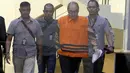 Tersangka pemegang Johannes Budisutrisno Kotjo usai menjalani pemeriksaan dan menuju mobil tahanan di Gedung KPK Jakarta, Sabtu (14/7). KPK resmi menahan Johannes dan menemukan barang bukti uang senilai Rp500 juta. (Liputan6.com/Johan Tallo)