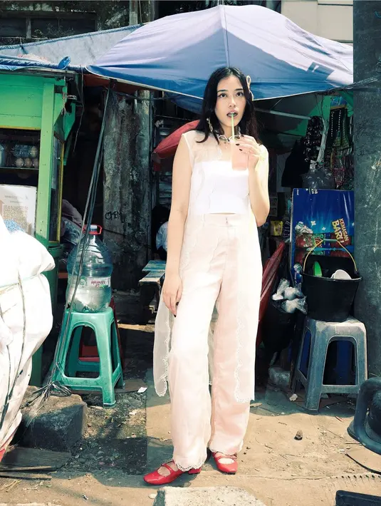 Setiap bagian memiliki fokus pada siluet lembut dan kain mengalir, yang dihiasi
dengan sentuhan hiasan yang rumit, menangkap romansa yang berkembang di era tersebut dan penyempurnaan.  [Dok/Studio Jeje].