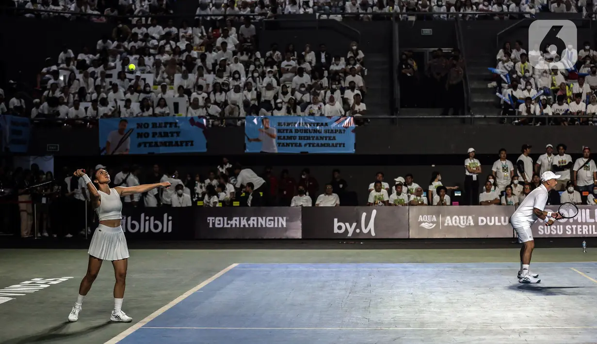 Pasangan ganda campuran Gading Marten/Wulan Guritno saat melawan Dion Wiyoko/Enzy Storia pada pertandingan pembuka Tiba Tiba Tenis di Tennis Indoor Senayan, Jakarta, Sabtu (12/11/2022). Pasangan Dion Wiyoko/Enzy Storia berhasil mengalahkan Gading Marten/Wulan Guritno dua set langsung dengan skor meyakinkan, 6-2 dan 6-3. (Liputan6.com/Johan Tallo)