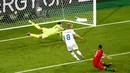 Kiper Portugal, Rui Patricio gagal menghalau bola tendangan gelandang Islandia, Birkir Bjarnason pada laga Grup F Piala Eropa di Stade Geoffroy-Guichard, Prancis, Selasa (14/6). Islandia berhasil tahan imbang Portugal 1-1. (REUTERS/Max Rossi)