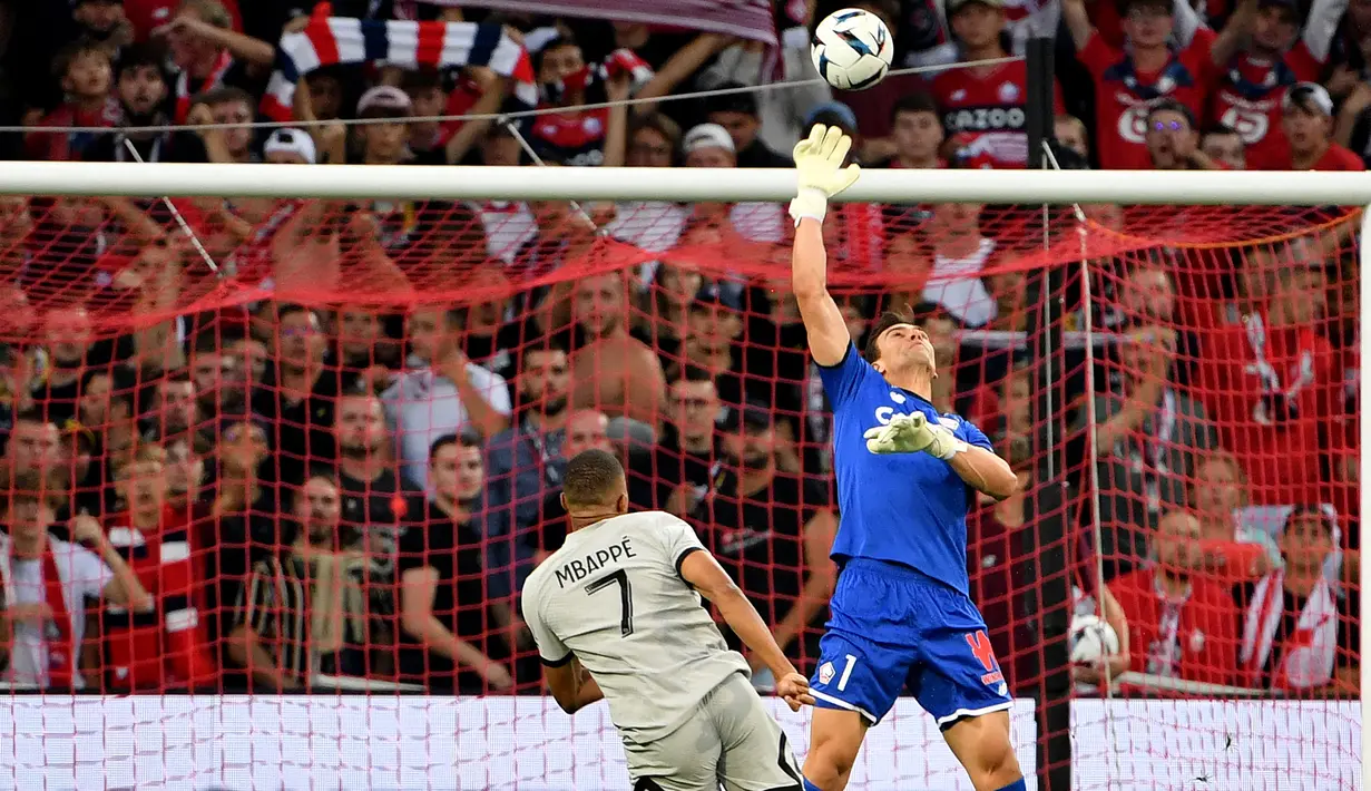 Gol pertama Kylian Mbappe yang dicetak hanya 8 detik setelah kickoff terjadi berkat kejeniusan Lionel Messi yang meihat celah dan melepaskan umpan lambung kepada Kylian Mbappe yang telah berlari kencang menuju pertahanan Lille. Hingga akhirnya ia melepaskan sepakan lambung yang tak dapat dijangkau kiper Lille, Leo Jardim yang sempat maju untuk menutup ruang. (AFP/Denis Charlet)