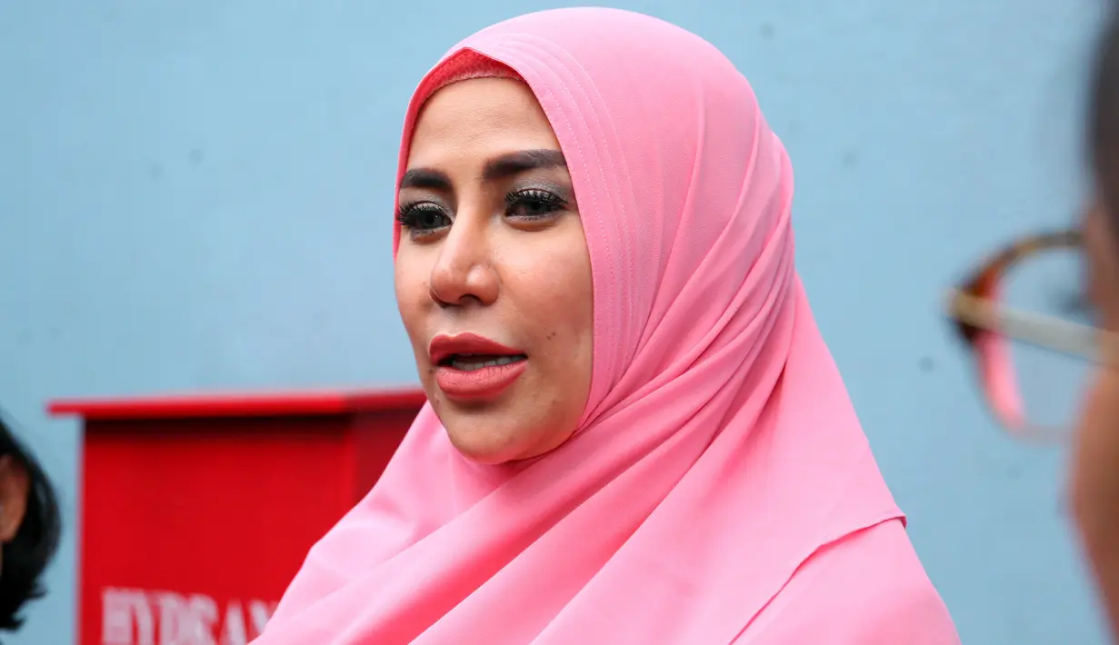 “Masalah bagaimana dengan tato ku, pelan-pelan aku akan hapus. Ada beberapa kajian yang mengatakan jangan dihapus jika itu menyakitkan,” ungkap Cinta Penelope. (Nurwahyunan/Bintang.com)