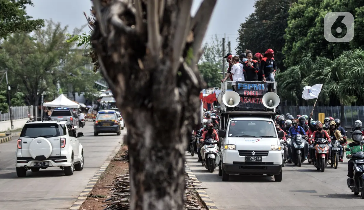 Massa dari berbagai serikat buruh menggelar aksi menolak UU Omnibus Law Cipta Kerja di kawasan JIEP, Jakarta, Selasa (6/10/2020). Ratusan buruh berpawai sambil berorasi mengajak pekerja turun ke jalan menolak UU Omnibus Lawa Cipta Kerja yang dinilai merugikan buruh. (merdeka.com/Iqbal S. Nugroho)
