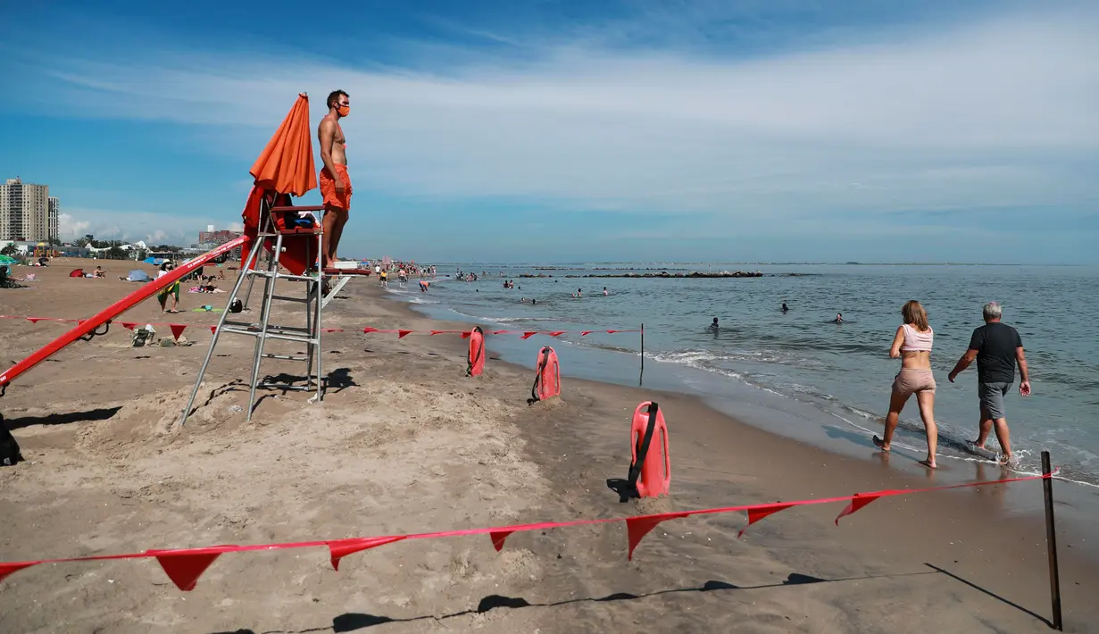 Seorang penjaga pantai terlihat sedang bertugas di sebuah pantai di Coney Island, New York City, AS, pada 1 Juli 2020. Pada Rabu (1/7), delapan pantai di New York City secara resmi dibuka untuk berenang selama jam kerja harian penjaga pantai, yakni mulai pukul 10.00 hingga 18.00. (Xinhua/Wang Ying)