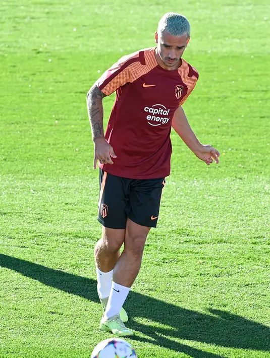 Pemain Atletico Madrid Antoine Griezmann mengikuti sesi latihan di Madrid, Spanyol, Selasa (6/9/2022). Atletico Madrid akan menghadapi FC Porto pada pertandingan sepak bola leg pertama grup B Liga Champions UEFA. (PIERRE-PHILIPPE MARCOU/AFP)