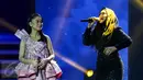 Siti Nurhaliza berduet dengan Lesti D'academy saat mengisi Golden Memories International di Studio Indosiar, Jakarta, Kamis (12/1). Rayakan HUT ke-22, Indosiar hadirkan Siti Nurhaliza di Golden Memories International.(Liputan6.com/Yoppy Renato)