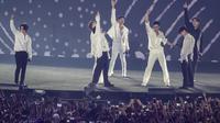 Boy Band asal Korea, Super Junior, saat penutupan Asian Games di SUGBK, Jakarta, Minggu (2/9/2018). (Bola.com/Vitalis Yogi Trisna)