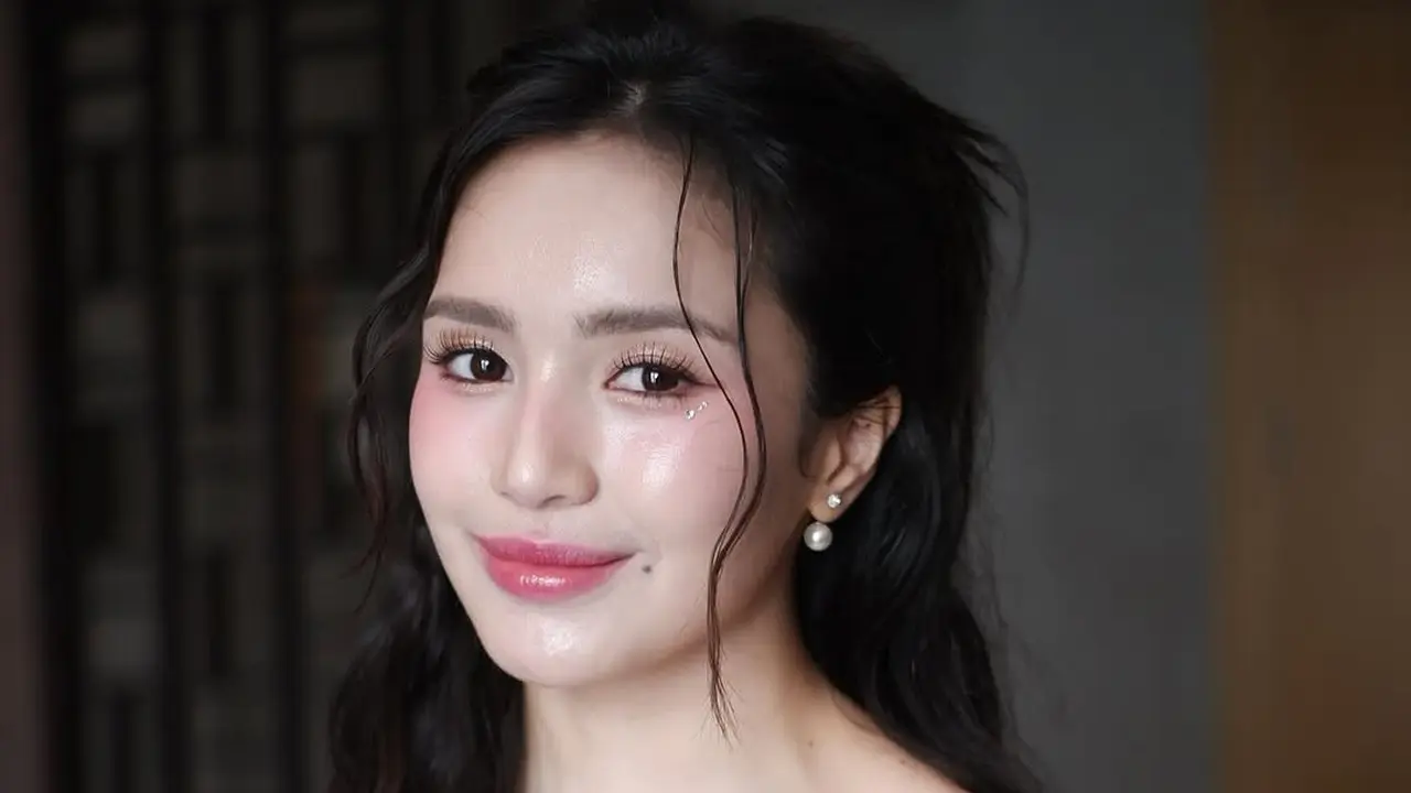 Pesona Beby Tsabina Tampil Bak Idol K-Pop dengan Sentuhan Korean Makeup Look