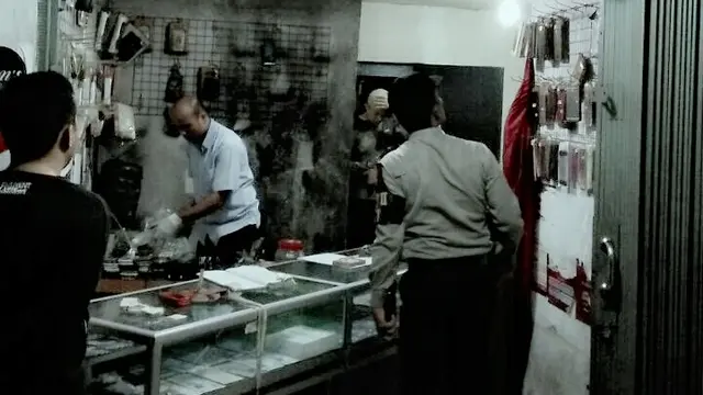 Pria Berhelm Merah Lempar Bom Molotov ke Toko Ponsel