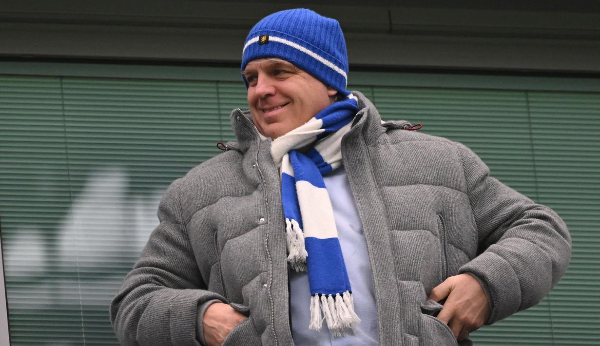 <p>Reaksi pemilik Chelsea, Todd Boehly saat menonton langsung laga pekan ke-26 Liga Inggris 2022/2023 melawan Leeds United di Stamford Bridge, London, Sabtu (05/03/2023) malam WIB. The Blues berhasil menang dengan skor 1-0. (AFP/Justin Tallis)</p>