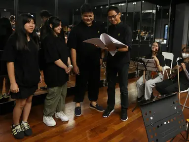 Music Director Addie MS  (kanan), Founder Light Ministry Orchestra (LMO) Edmund Lucious Oey (kedua kanan), Maddison Kurniawan (kedua kiri) dan Celine Handoko berbincang usai menjalani latihan persiapan konser A Night of Light di Jakarta, Sabtu (4/11/2023). (Liputan6.com/Herman Zakharia)