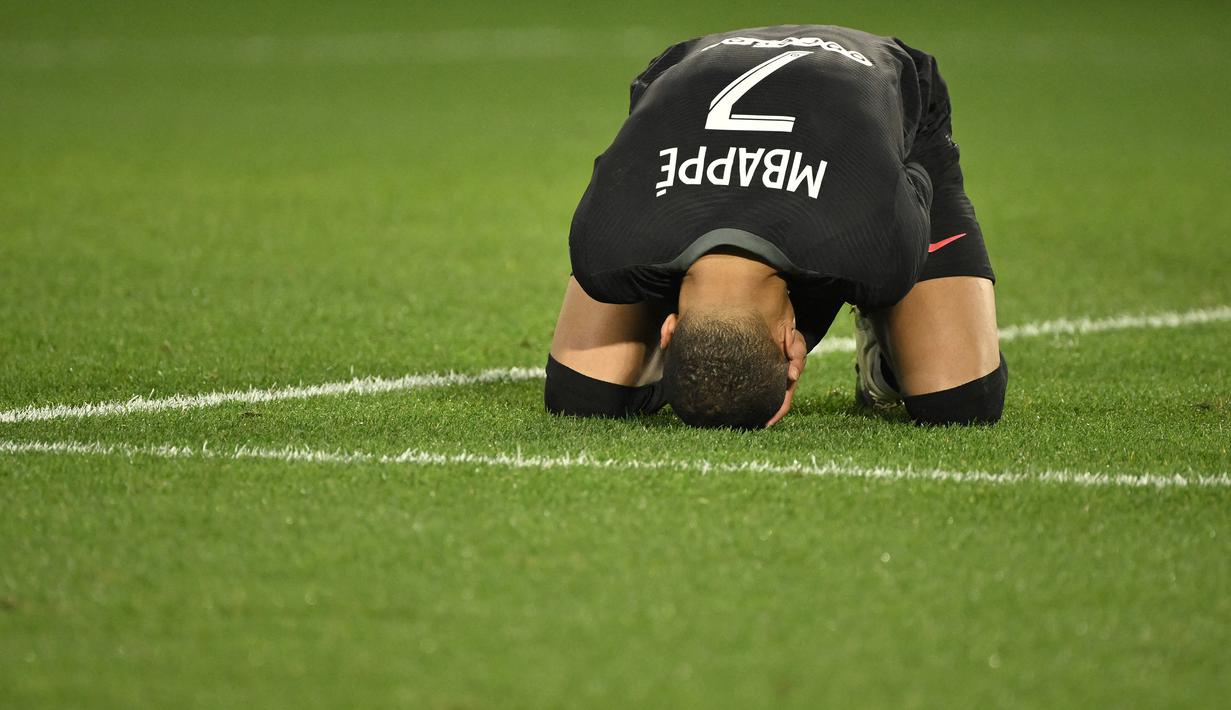 Pada menit ke-73 lagi-lagi PSG memperoleh peluang. Kali ini giliran Kylian Mbappe yang gagal memaksimalkan umpan matang pemain pengganti, Julian Draxler. Sepakannya dari jarak dekat masih melmbung tinggi di atas mistar gawang Alban Lafont. (AFP/Loic Venance)