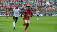 Pemain Bali United, Privat Mbarga (kanan), berusaha mengejar bola dibayangi pemain PSS Sleman, I Nyoman Nikson Ansanay, saat laga perdana BRI Liga 1 2023/2024 yang berlangsung di Stadion Kapten I Wayan Dipta, Gianyar, Sabtu (1/7/2023) sore WIB. (Bola.com/Alit Binawan)