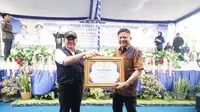 Gubernur Sumatera Selatan H. Herman Deru menyerahkan piagam penghargaan dari Kementan kepada Bupati OKU Timur Lanosin pada Pekan Nasional (PENAS) KTNA XVI Tahun 2023.