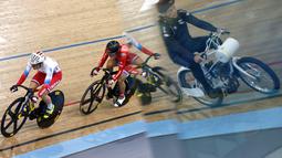 Pebalap Rusia, Anastasiia Voinova (kiri), saat beraksi dalam kualifikasi nomor Keirin Kejuaraan Dunia Balap Sepeda Trek 2016 di Lee Valley VeloPark, London, Inggris, (3/3/2016). (AFP/Adrian Dennis)