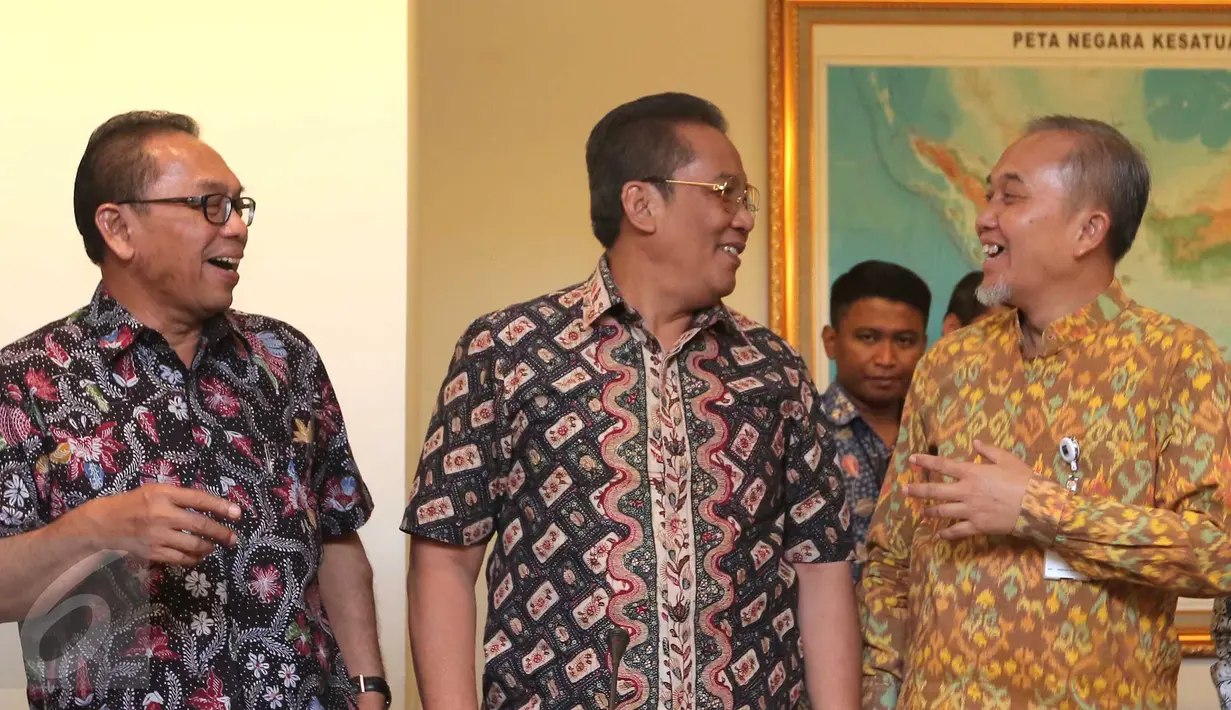 Dirjen SPK Kemendag Widodo (kanan), Kabareskrim Polri Komjen Pol Anang Iskandar (tengah) berbincang saat memberi keterangan pers di Kemendag, Jakarta, (30/10/2015). Kedua Institusi menindak tegas barang impor tidak berlogo SNI. (Liputan6.com/Angga Yuniar)