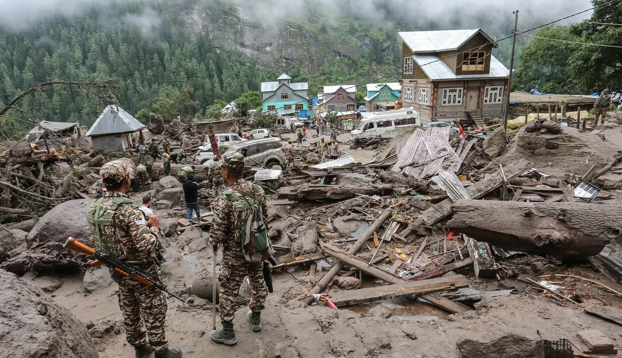 Ratusan warga berhasil dievakuasi oleh tim penyelamat dan militer India. (Mir Imran/AFP)
