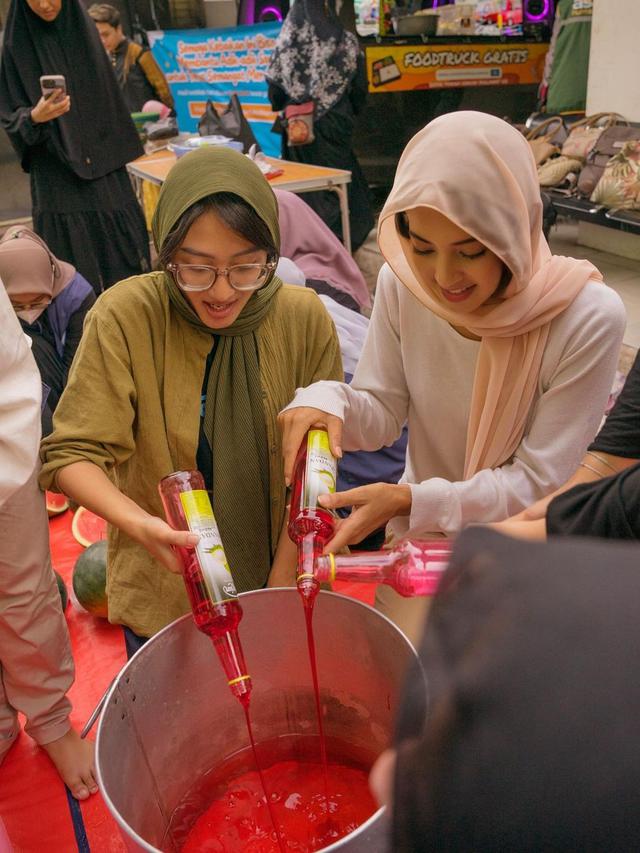 Aurelie Moeremans Kunjungi Pesantren