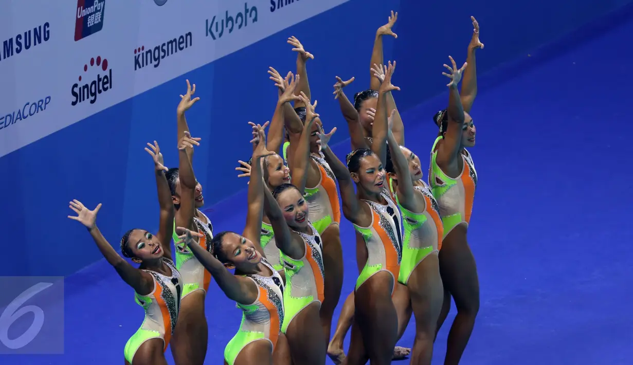 Atlet renang indah Indonesia tampil dalam nomor renang indah beregu kategori Free Combination SEA Games di OCBC Aquatic, Singapura, Kamis (4/6). Tim renang indah Indonesia berhasil menyabet tiga perunggu. (Liputan6.com/Helmi Fithriansyah)