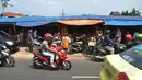 Di sepanjang jalan itu, ratusan toples berisi kue kering Lebaran terlihat berjajar dan menarik pandangan mata pengguna jalan, Jakarta, Minggu (20/7/14). (Liputan6.com/Faizal Fanani)