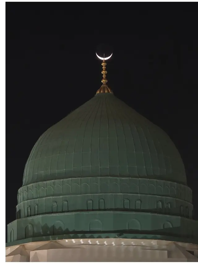 Potret Keindahan Bulan Sabit Sejajar dengan Kubah Hijau Masjid Nabawi, Bikin Takjub