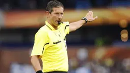 Gaya wasit Belgia Frank De Bleeckere saat menjadi wasit babak 16 besar PD 2010 antara Paraguay dan Jepang di Loftus Versfeld Stadium, Pretoria, 29 Juni 2010.  AFP PHOTO / JUAN MABROMATA