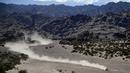 Pebalap dari tim Peugeot asal Prancis, Sebastien Loeb dan assistennya, Daniel Elena  melintasi perbukitan pada etape ke-10 Rally Dakar 2017 antara Chilecito dan San Juan di Argentina (12/1/2017). (AFP/Franck Fife)