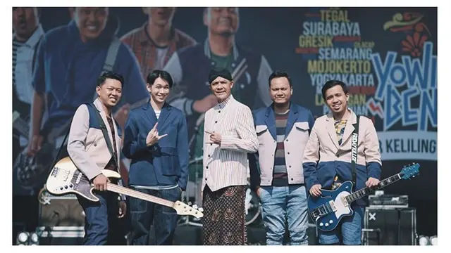 6 Gaya Bayu Skak saat Manggung dengan Gitar Bass, Curi Perhatian