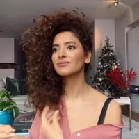 Rambut keriting dengan gaya yang menawan. (Instagram/Sarahangius).