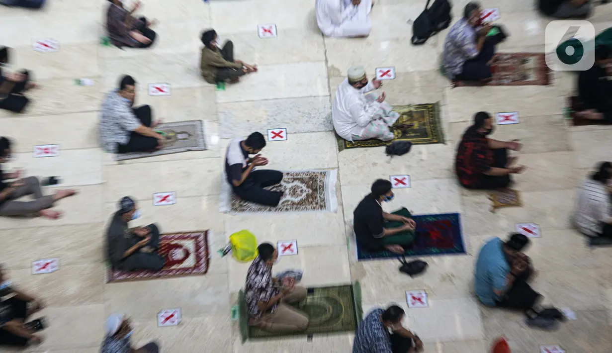 Umat muslim melaksanakan sholat Jumat terakhir pada Ramadhan 1442 H di Masjid Istiqlal, Jakarta, Jumat (7/5/2021). Berdasarkan hisab, lebaran Idul Fitri jatuh pada 13 Mei 2021 sementara pelaksanaan rukyatul hilal (melihat posisi bulan) akan dilakukan sehari sebelumnya. (Liputan6.com/Faizal Fanani)