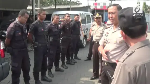 Polda Jatim memergoki seragam Satpam sebuah bengkel mobil meyalahi aturan, karena menyalahi aturan dan mirip dengan seragam anggota Brimob