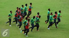 Sejumlah pemain berlari jelang mengikuti seleksi timnas Indonesia tahap pertama di Stadion Pakansari, Kab Bogor, Selasa (9/8). 24 pesepakbola mengikuti seleksi awal timnas Indonesia untuk AFF Cup 2016. (Liputan6.com/Helmi Fithriansyah)